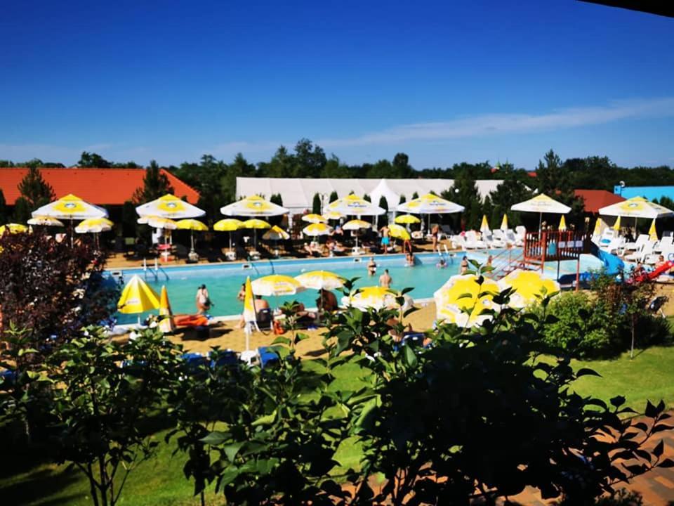 Отель Aqua Party Виктория Экстерьер фото